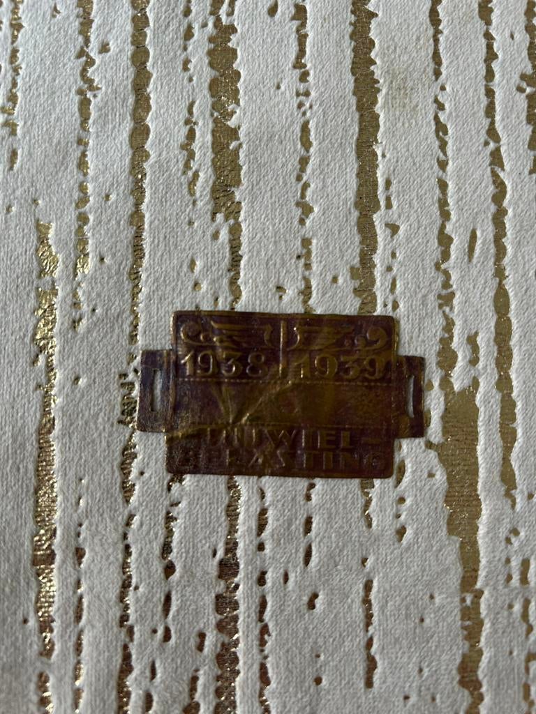 Rijwiel belasting plaatje 1938-1939., Ophalen of Verzenden, Nederland, Embleem of Badge