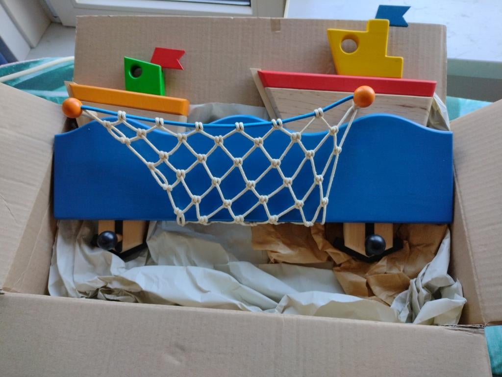 Kinder kapstok bootjes van het Poolse merk Bajo., Ophalen, Zo goed als nieuw, Minder dan 100 cm, Kinderkapstok