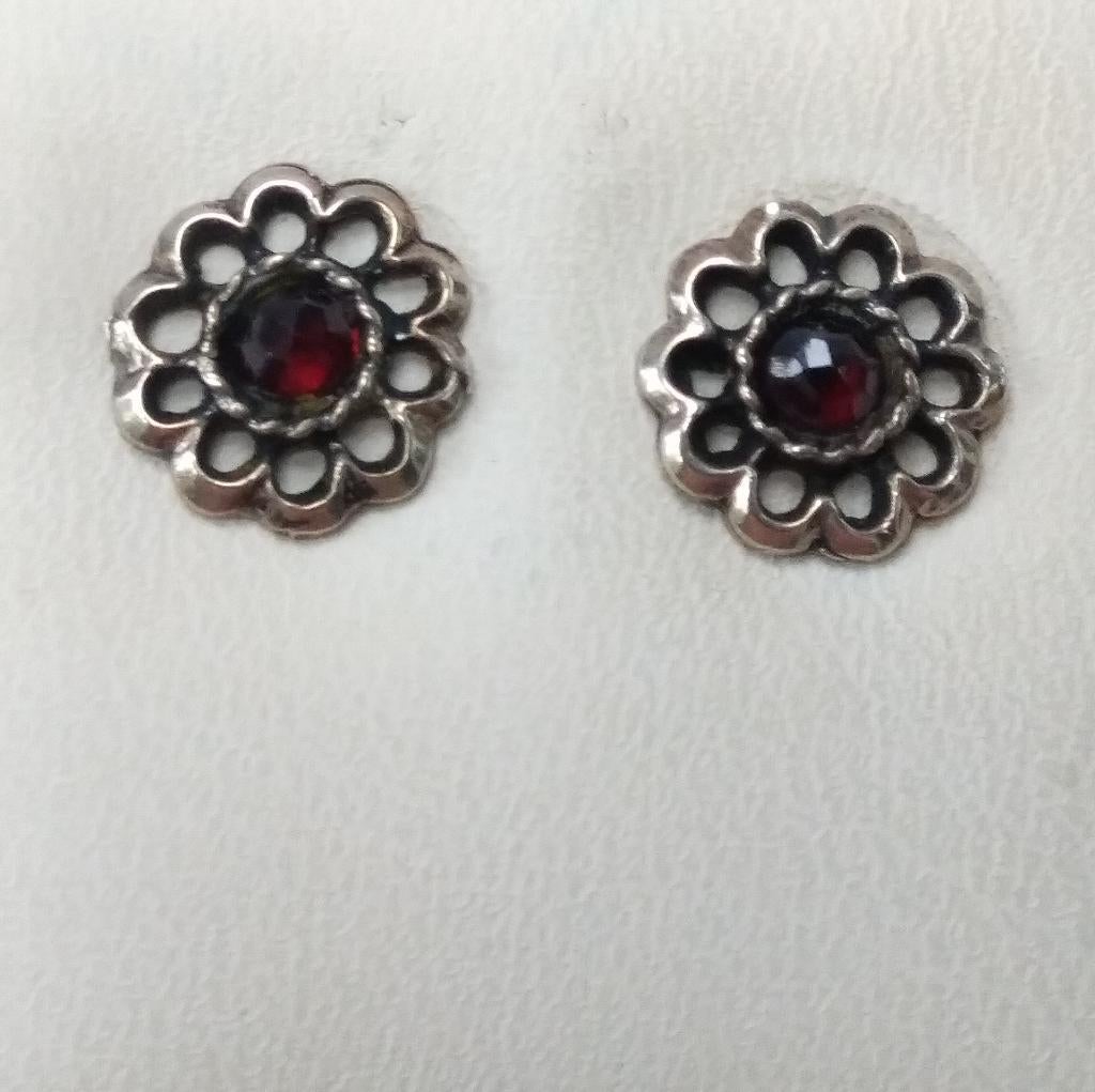 zilver OORKNOPJES ca 1 cm, bezet met Granaat, roosslijpsel, Sieraden, Tassen en Uiterlijk, Antieke sieraden, Ophalen of Verzenden