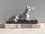 Art Deco hond beeld van zamak op marmer 19 cm, Antiek en Kunst, Ophalen of Verzenden