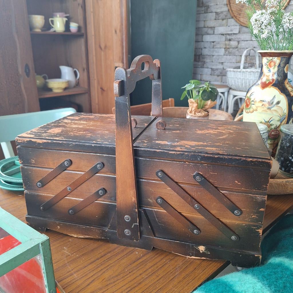 Stoere Shabby Vintage Naaidoos - 52x29x39 cm, Ophalen