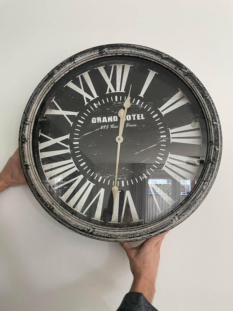 Wandklok 'Grand Hotel' Romeinse Cijfers vintage industrieel, Ophalen, Zo goed als nieuw, Analoog, Wandklok