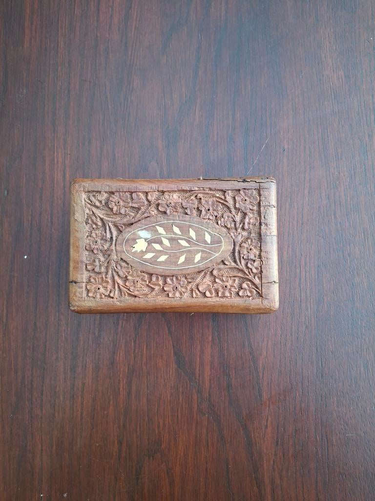 Antiek houten doosje met houtsnijwerk en inlegwerk, Ophalen of Verzenden