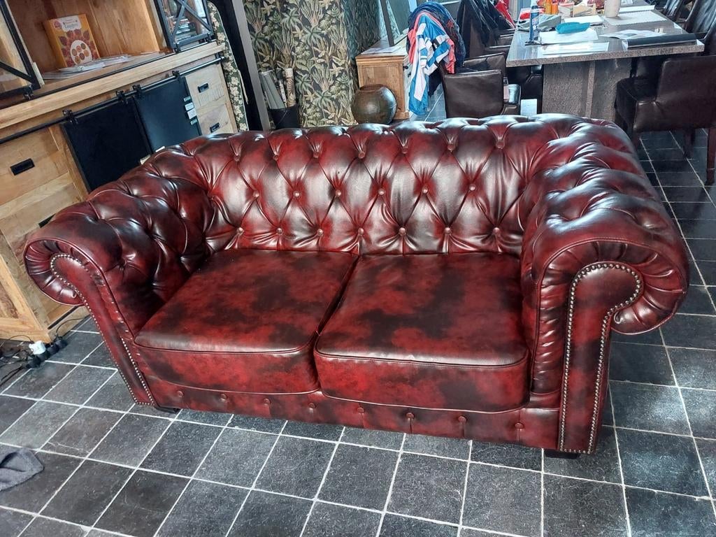 Chesterfield stijl 2-zitsbank oxblood red, zgan, Ophalen, 150 tot 200 cm, Tweepersoons, Zo goed als nieuw