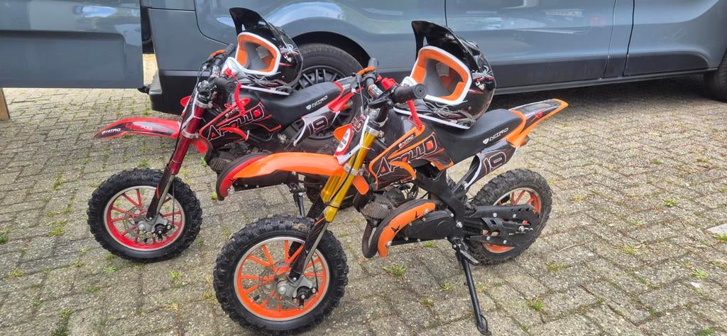 2x Apollo Nitro 50cc Mini Crossers met Helmen, Fietsen en Brommers, Minibikes, Midibikes en Pitbikes, Ophalen, Overige typen, Zo goed als nieuw