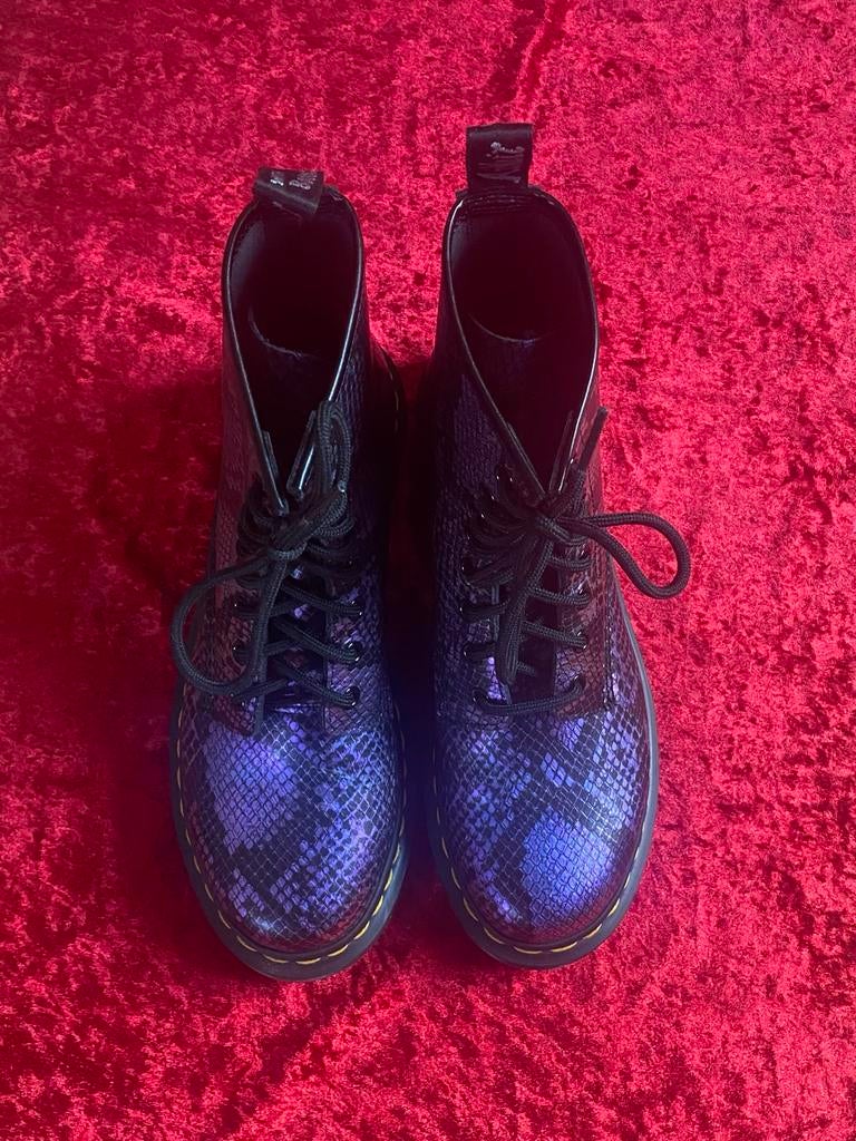 Dr. Martens paars/blauw slangenprint - Maat 39, Kleding | Dames, Schoenen, Ophalen of Verzenden, Zo goed als nieuw, Overige kleuren