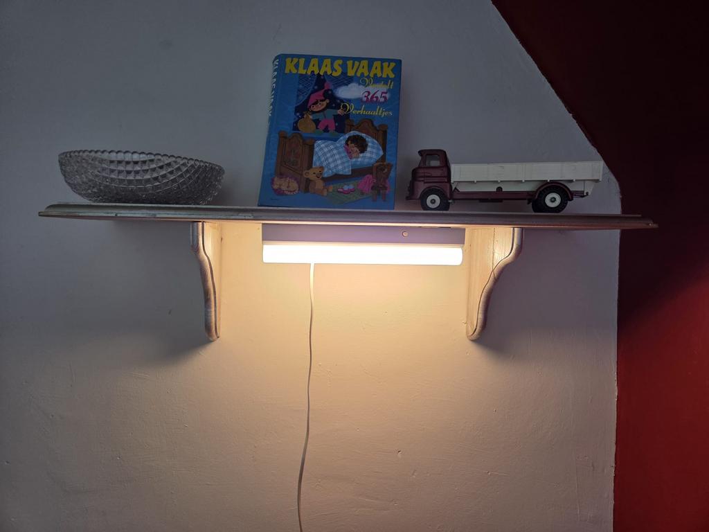 Boekenplank / bedplank met lamp goud hout 21x80, Ophalen of Verzenden, Zo goed als nieuw