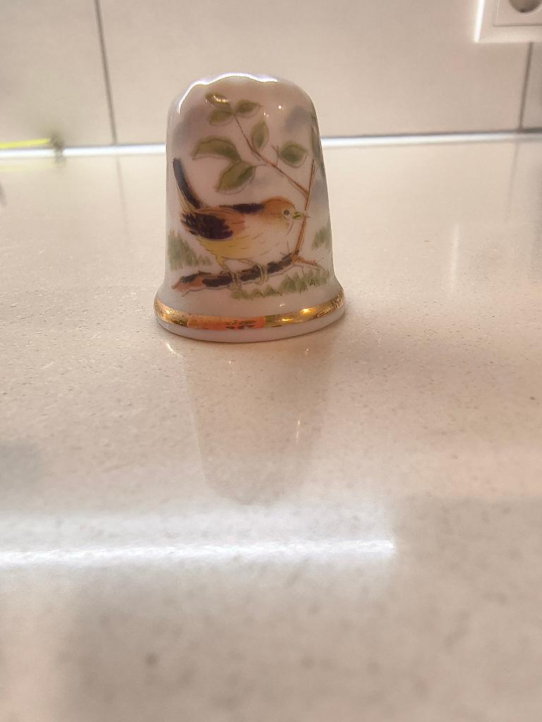 porseleinen vingerhoedje, Verzamelen, Vingerhoedjes, Ophalen of Verzenden, Nederland, Porselein, Reliëf