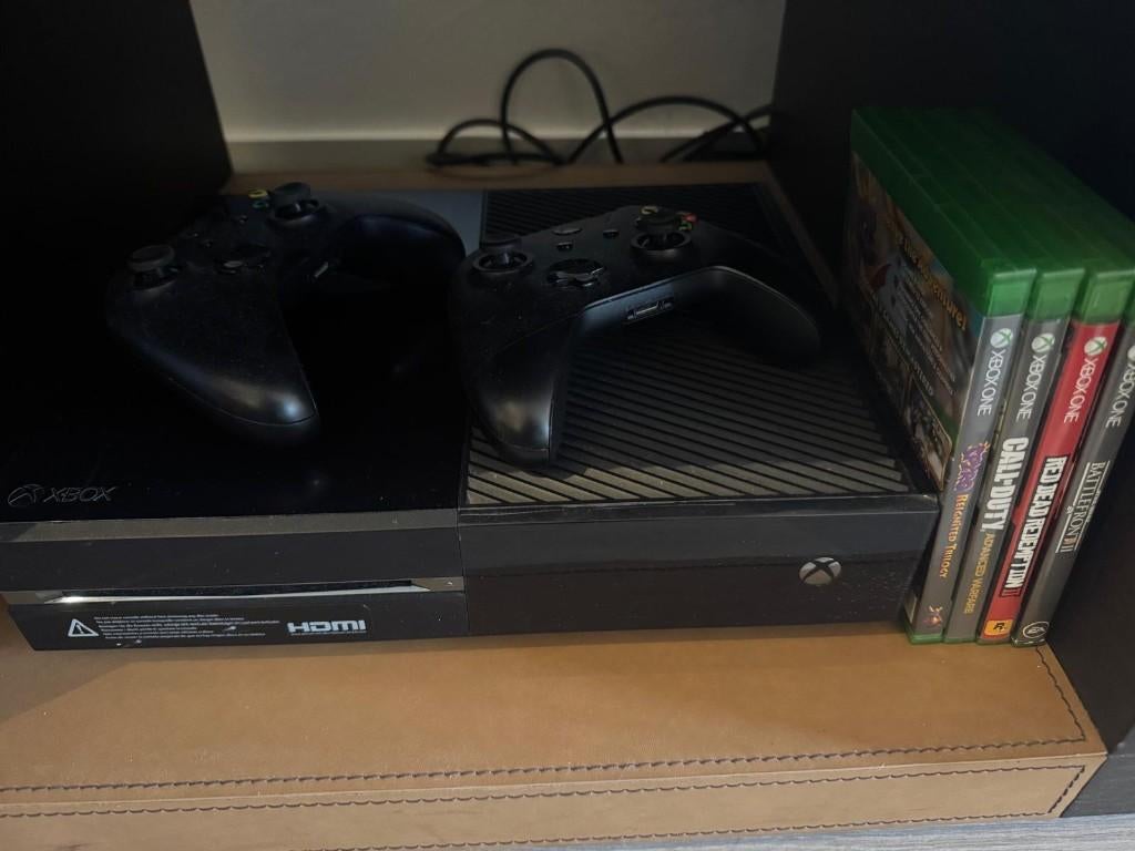 Xbox One 500GB + 2 controllers + 4 games — volledig pakket, Ophalen, Xbox One, Met 2 controllers, Zo goed als nieuw