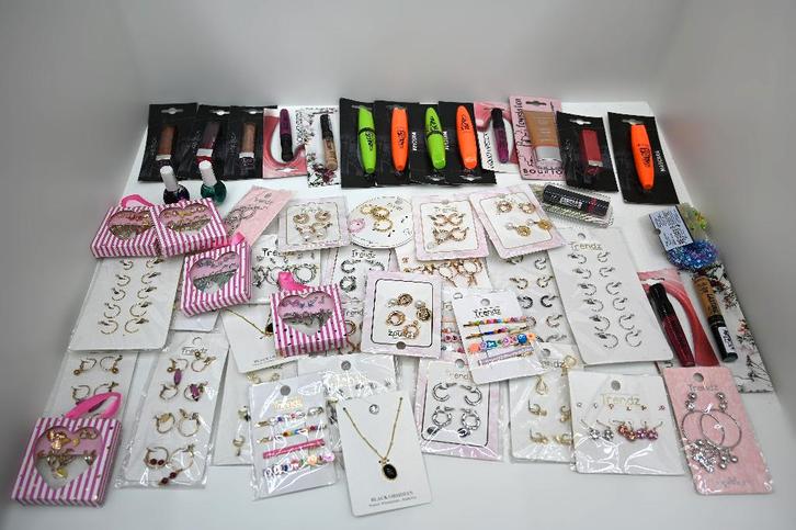 HOGE KORTING!! Mix-doos “Sieraden & Make-up” Vrouw & meer, Sieraden, Tassen en Uiterlijk, Overige Accessoires, Nieuw, Ophalen of Verzenden