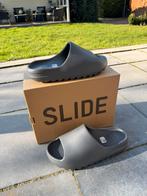 Yeezy slide “slate grey” EU 46 Nieuw, Slippers, Overige kleuren, Nieuw, Ophalen of Verzenden