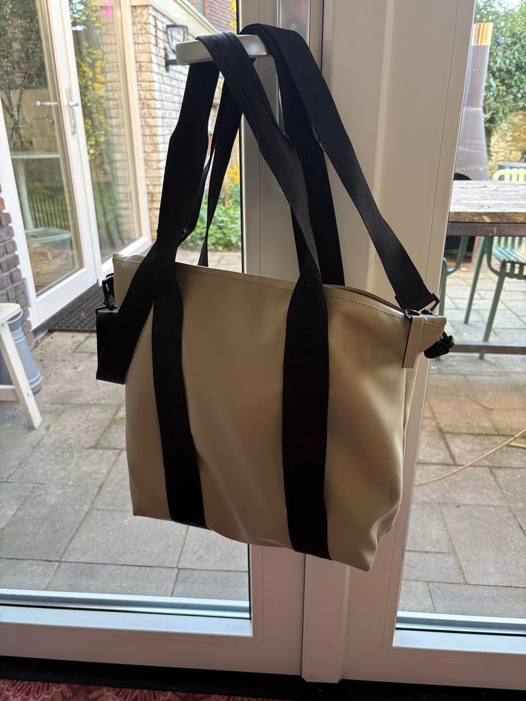 Rains rugzak - Stijlvol en waterdicht, Sieraden, Tassen en Uiterlijk, Tassen | Rugtassen, 25 tot 40 cm, Zo goed als nieuw, Waterdicht