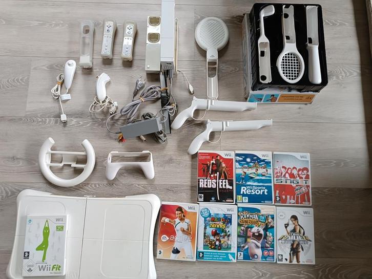Wii met accessoires, Spelcomputers en Games, Spelcomputers | Nintendo Wii, Zo goed als nieuw, Met 2 controllers, Met games, Met Balance Board