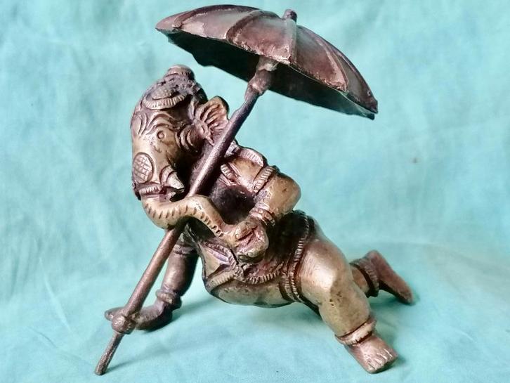 Vintage bronzen Ganesha met bronzen parasol., Antiek en Kunst, Kunst | Niet-Westerse kunst, Ophalen of Verzenden