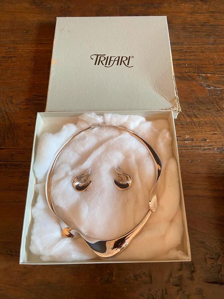 Vintage Trifari collier met bijbehorende oorclips, Sieraden, Tassen en Uiterlijk, Kettingen, Overige materialen, Zilver, Ophalen of Verzenden