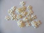 NR 21 : Partij 34 ivoor wit effen satijnen bloemen 25 mm, Hobby en Vrije tijd, Kralen en Sieraden maken, Ophalen of Verzenden