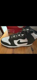 Nike Dunk Low - Olive/Wit - Maat 44, Kleding | Heren, Schoenen, Verzenden, Zo goed als nieuw, Overige kleuren, Sneakers of Gympen