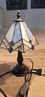 Tiffany lampje met tinnen voet, Huis en Inrichting, Lampen | Tafellampen, Ophalen of Verzenden, Zo goed als nieuw, Glas, Minder dan 50 cm