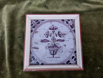 Antieke tulpen tegel in lijst, mangaan met bloempotdecor. beschikbaar voor biedingen