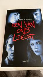 Karen M. McManus - Een van ons liegt, Ophalen of Verzenden, Zo goed als nieuw, Karen M. McManus