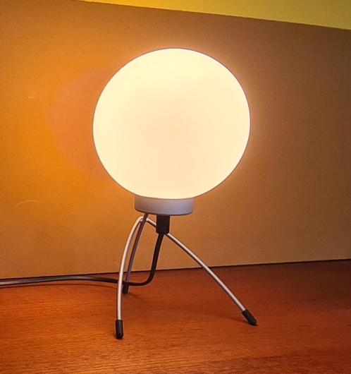 Vintage, design tafellamp. Melkglas, Huis en Inrichting, Lampen | Tafellampen, Ophalen of Verzenden