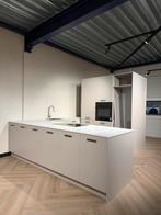 Lichtgrijze designkeuken met natuursteen, Ophalen, Zo goed als nieuw
