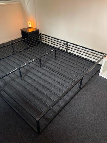 Zwart metalen bedframe 200x200 beschikbaar voor biedingen