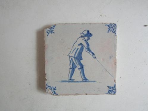 een mooie 17e eeuwse tegel met een golfspeler., Antiek en Kunst, Antiek | Wandborden en Tegels, Ophalen of Verzenden
