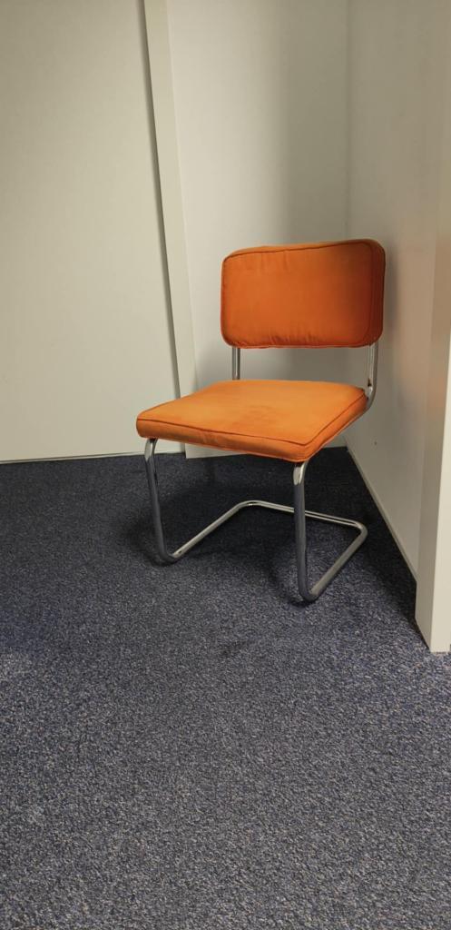 Designstoel in Zuiver Ridge Stijl (Cantilever) | Fel Oranje, Huis en Inrichting, Stoelen, Gebruikt, Eén, Metaal, Overige kleuren