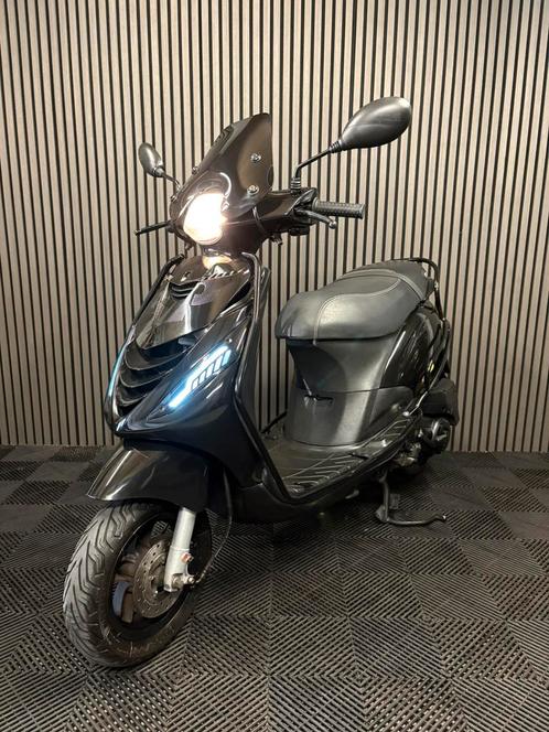 PIAGGIO ZIP 4T 2V BROM 2014 FULL OPTION GLANS ZWART, Fietsen en Brommers, Scooters | Piaggio, Zo goed als nieuw, Zip, Maximaal 45 km/u