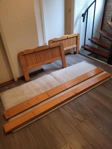 Massieve wit houten een persoonsbed met een gratis matras

€