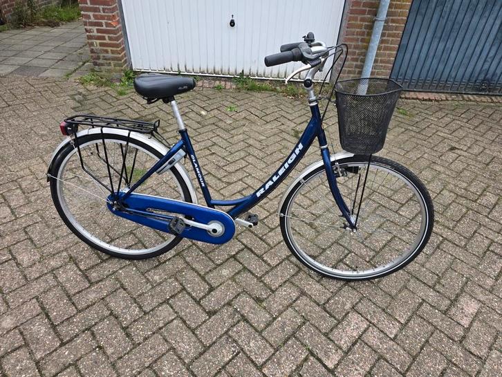 Blauwe Raleigh Damesfiets met Mand, Fietsen en Brommers, Fietsen | Dames | Damesfietsen, Ophalen of Verzenden