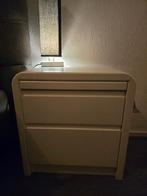Witte Nachtkastjes met 2 lades, Huis en Inrichting, Slaapkamer | Nachtkastjes, Ophalen, Kunststof, Gebruikt, 45 tot 65 cm