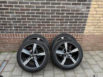 Volvo 17inch R-desing velgen banden als nieuw beschikbaar voor biedingen