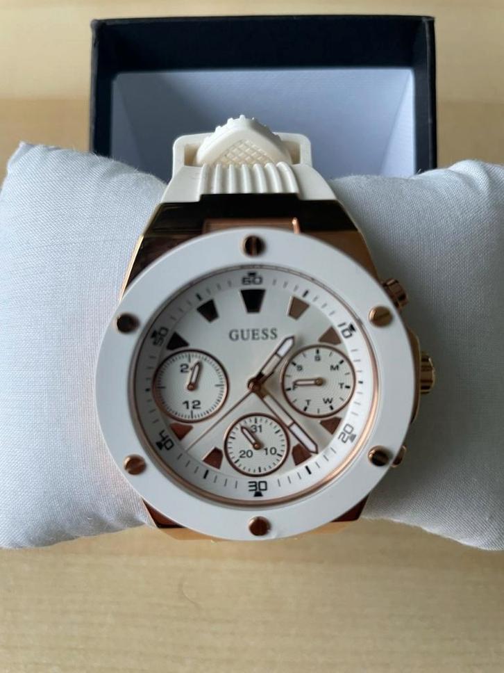 GUESS Dames White Gold Tone Multi-function Watch, Sieraden, Tassen en Uiterlijk, Horloges | Dames, Nieuw, Polshorloge, Guess, Staal