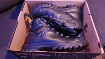 Mooie nieuwe werkschoenen. beschikbaar voor biedingen