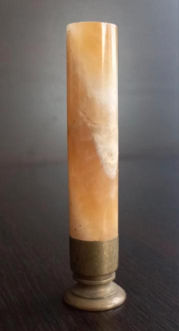 Zeer fraai antiek, een kleine onyx kolom met bronzen voet beschikbaar voor biedingen