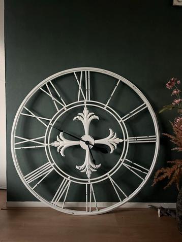 Grote Witte Wandklok - Stijlvol & Decoratief 100cm beschikbaar voor biedingen