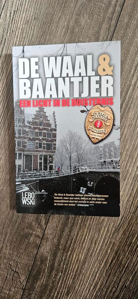 de Waal & Baantjer - Een licht in de duisternis, Boeken, Detectives, Zo goed als nieuw, Ophalen of Verzenden