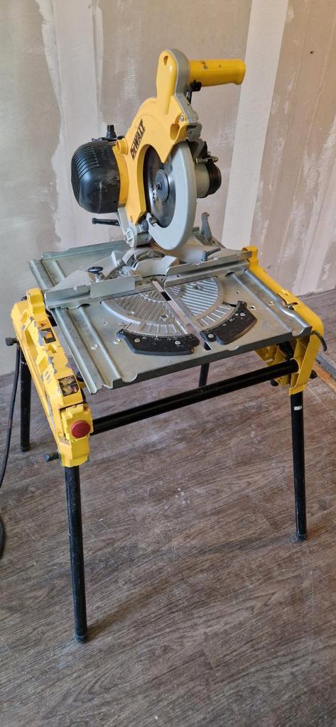 Dewalt zaagtafel afkortzaag flipover DW743, Doe-het-zelf en Verbouw, Gereedschap | Zaagmachines, Gebruikt, Afkortzaag, 1200 watt of meer