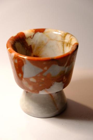 Red marble pedestal cup beschikbaar voor biedingen