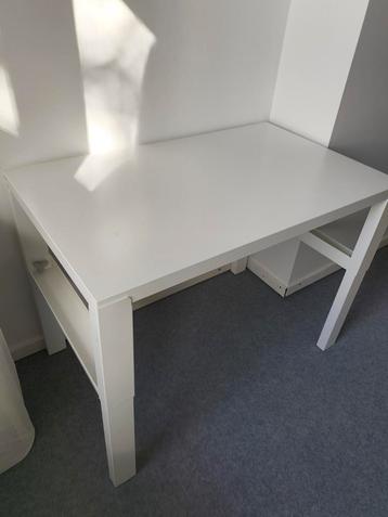 IKEA Bureau - In Hoogte Verstelbaar beschikbaar voor biedingen
