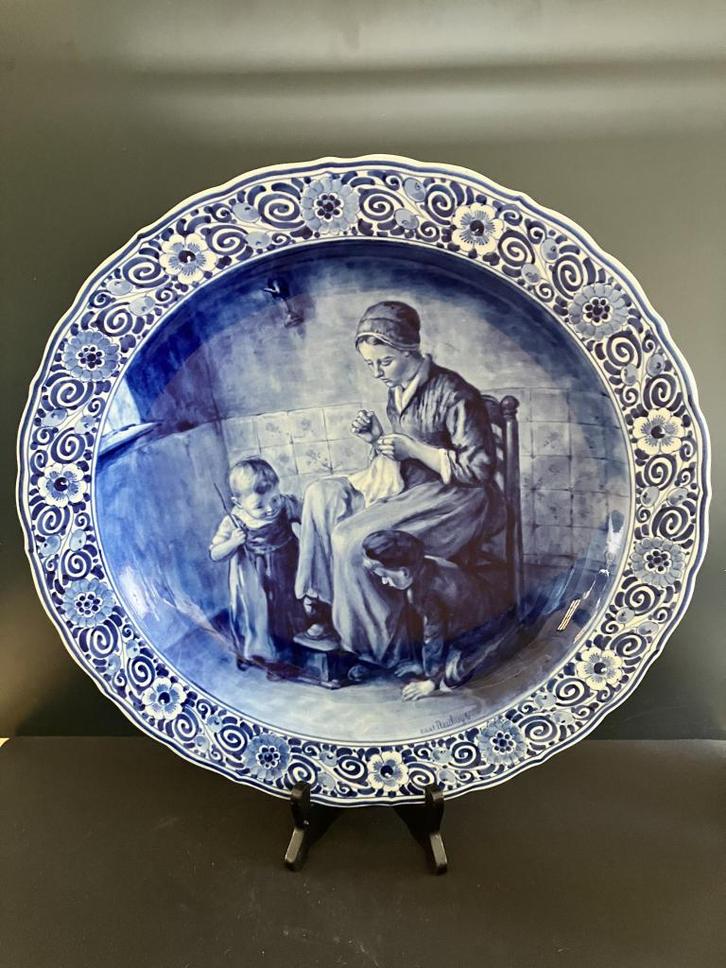 Porceleyne Fles moeder met kinderen 42 cm(Reyshof), Antiek en Kunst, Antiek | Wandborden en Tegels, Ophalen of Verzenden