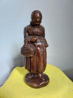 1292) mooi oud beeldje  oude vrouw met mand  hoog 21cm, Verzamelen, Beelden en Beeldjes, Ophalen of Verzenden