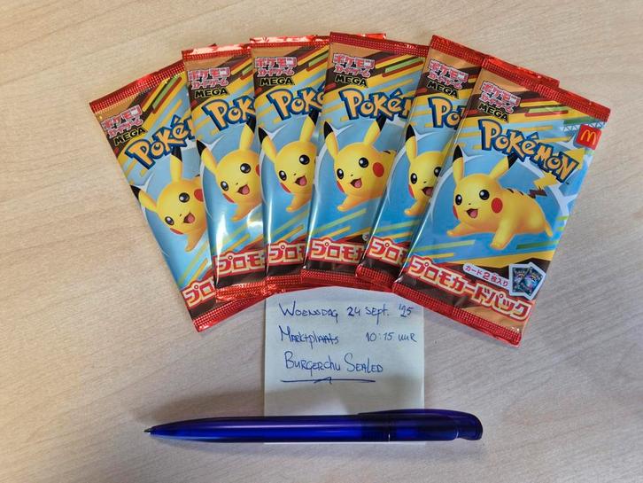 Pikachu (M-P 020) Promo McDonalds 2025 - Japans, Hobby en Vrije tijd, Verzamelkaartspellen | Pokémon, Zo goed als nieuw, Booster