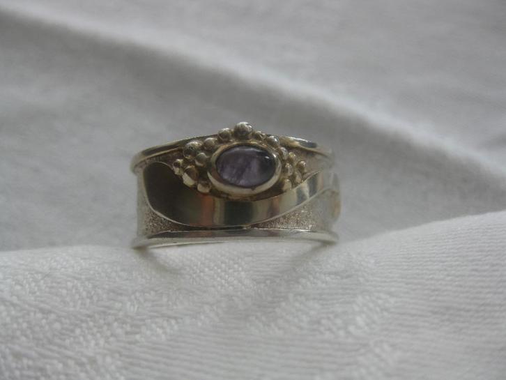 Zware 925 zilveren ring met amethist, gedeeltelijk verguld., Sieraden, Tassen en Uiterlijk, Ringen, Nieuw, Dame, 20 of groter