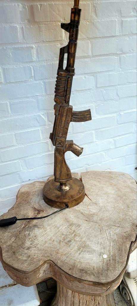AK-47 Geweer Lamp - Stoer en Uniek!, Verzamelen, Merken en Reclamevoorwerpen, Zo goed als nieuw, Lichtbak of (neon) lamp, Ophalen of Verzenden