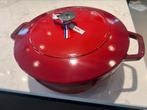 Kerst tip! Staub Marmite 26 cm kersenrood, Huis en Inrichting, Keuken | Potten en Pannen, Ophalen of Verzenden, Nieuw, Gietijzer