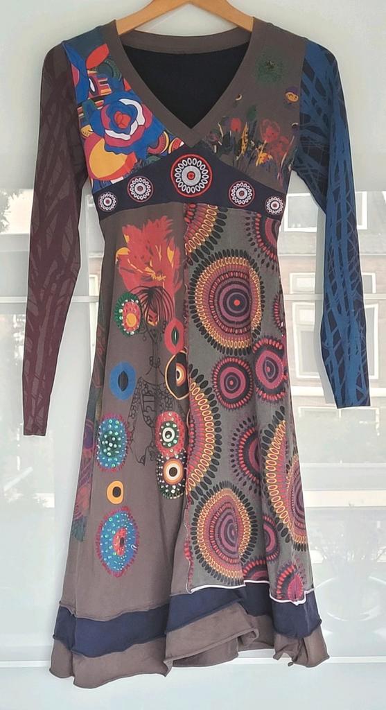 Jurk in Desigual stijl - maat L, Kleding | Dames, Jurken, Zo goed als nieuw, Maat 42/44 (L), Overige kleuren, Knielengte, Ophalen of Verzenden