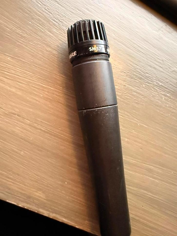 Shure sm57, Muziek en Instrumenten, Microfoons, Zo goed als nieuw, Zangmicrofoon, Ophalen of Verzenden